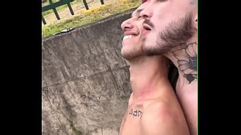 Novinhos fudendo na trilha em público enquanto o trem passa XVIDEOS