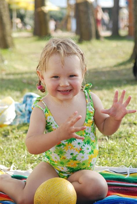 La Petite Fille Photo Stock Image Du Laisser Rive Vert