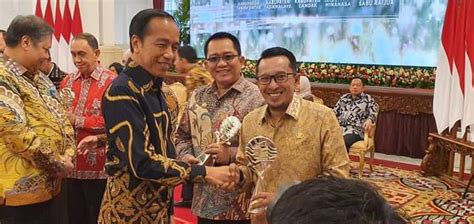 Raih Tpid Award Kali Berturut Turut Bupati Eka Putra Terima