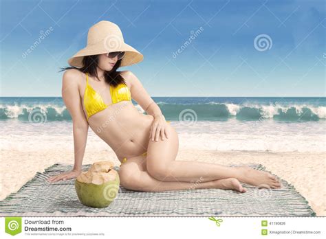 Sexy Vorbildlicher Tragender Bikini Auf Strand Stockfoto Bild Von