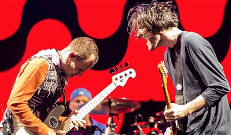 Josh Klinghoffer Ex Guitarrista De Red Hot Chili Peppers Se Suma A