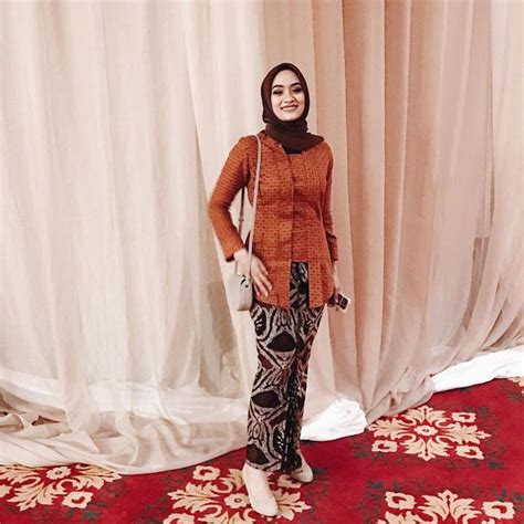 Model Kebaya Kutu Baru Modern Brokat Terbaru