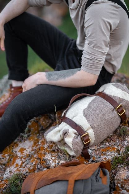 Primer Plano De Turista Hipster Con Cuadros Vintage En Sus Manos En La