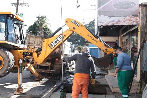 Limpeza Remove Toneladas De Res Duos De Galeria Pluvial Da Caneleira