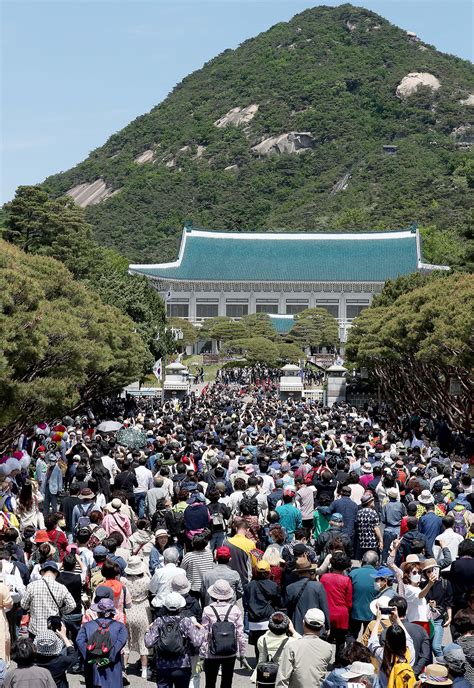 74년 만에 문 열린 청와대10일 개방 첫날에만 2만6천명 방문 영남일보 사람과 지역의 가치를 생각합니다