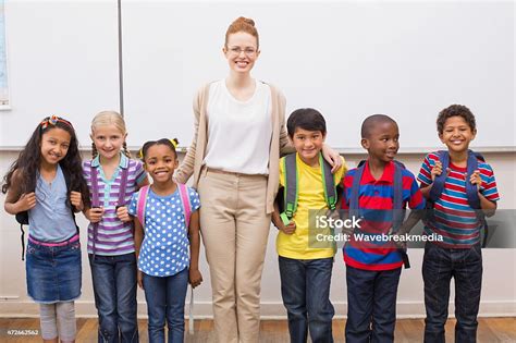 Guru Dan Murid Tersenyum Ke Arah Kamera Di Kelas Foto Stok - Unduh ...