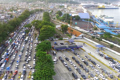 Foto Melihat Antrean Kendaraan Padati Pelabuhan Merak