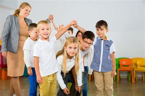 Professora Positiva Jogando C Rculo Crian As Na Sala De Aula Foto