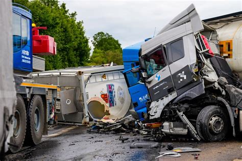 Unfall A3 Gift Alarm Nach Crash Zweier Lastwagen Verletzte Und