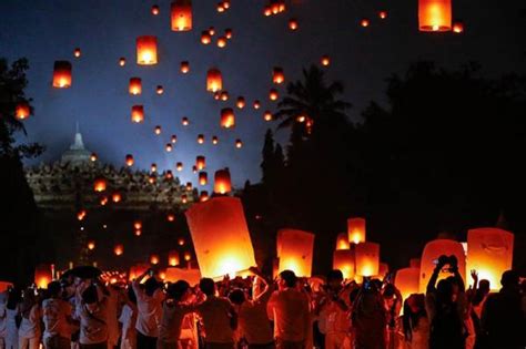 Ribuan Lampion Dilepas Sebagai Penutup Perayaan Waisak Di Candi Borobudur