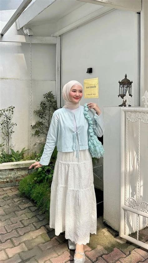 Coba Mix And Match Warna Sky Blue Pada Outfit Biar Look Makin Fresh