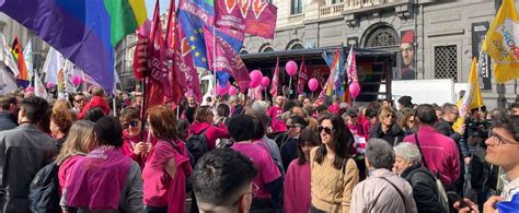 Famiglie Arcobaleno Mila Le Persone In Piazza A Milano