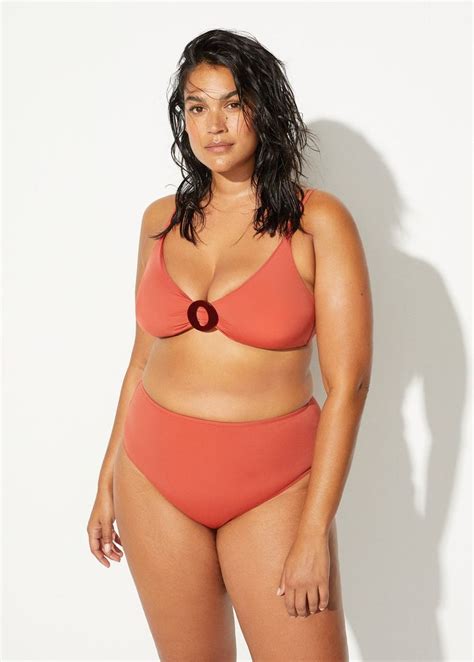 Halle Berry Just Recreated Her Iconic Orange Bikini Look Who What Wear