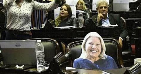 La GeneraciÓn Siguiente Pusieron Una Gigantografía De Carrió En