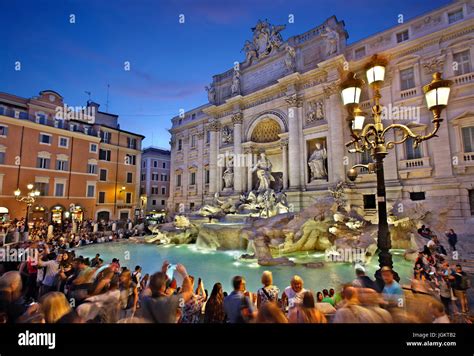 Night falling at Fontana di Trevi, Rome, Italy Stock Photo - Alamy