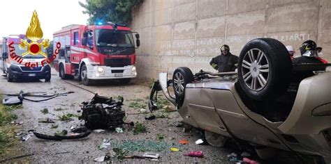 Si Schianta Con L Auto Contro Il Guard Rail E Cade Dal Cavalcavia