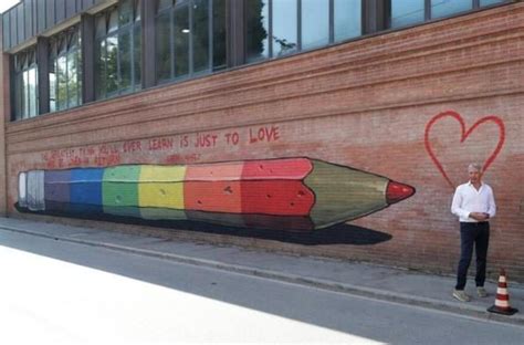 Ravenna scrissero il preside è gay sul muro del liceo frase coperta da unʼopera arcobaleno