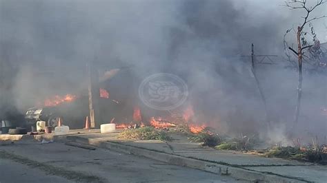 Fuerte incendio en Coatzacoalcos arrasa con taller mecánico