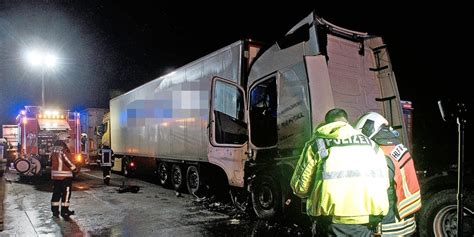 Das Wasser Friert Ein A7 Bleibt Nach Lastwagen Unfall Gesperrt