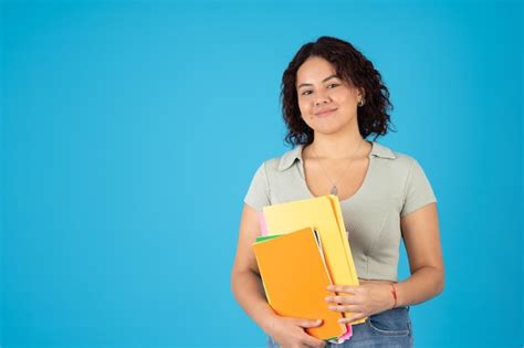 Mujer adolescente feliz con sus carpetas y cuadernos coloridos | Foto ...