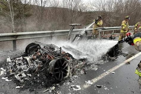 Tesla Model S Em Chamas Precisou De Mil L De Gua Para Apagar Fogo