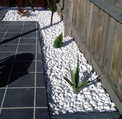 15 Ideas for White Sensation in Garden Landscaping With White Pebbles