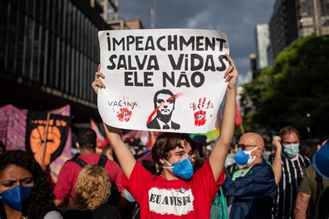 Protestos contra Bolsonaro reúnem milhares nas ruas em meio à pandemia