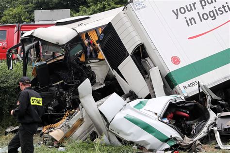 Tenczyn Tragiczny Wypadek Na Zakopiance Z Udzia Em Autokaru Z Dzie Mi