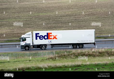 Fedex lorry hi-res stock photography and images - Alamy