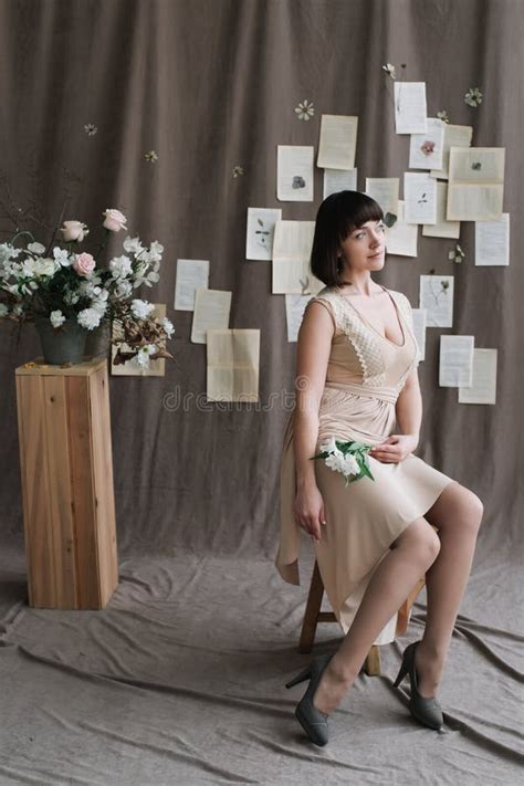 Portret Van Een Jonge Mooie Vrouw Met Donker Haar Mooie Jonge Bruine Brunette Met Bloemen