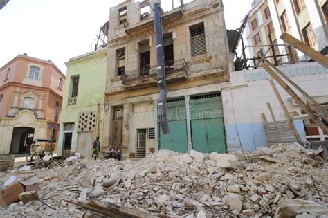 Edificio En Ruinas La Habana 9 De Julio De 2010 Foto De Archivo