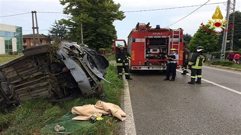 Perde Il Controllo Della Propria Auto E Si Cappotta Donna Estratta Dai