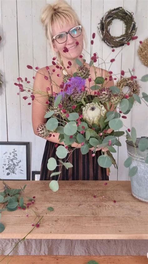 Mrs Greenery Strauß mit besonderen Blumen Disteln Wiesenknöpfe