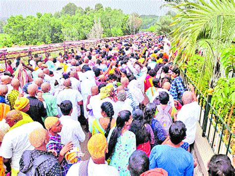 తరమలల కనసగతనన భకతల రదద Continual rush of devotees in