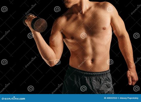 Hombre Muscular Con Pesa De Gimnasia Imagen De Archivo Imagen De