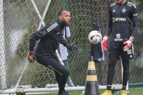 Gustavo Scarpa Paulinho Everson Battaglia Saraiva Arana Alan