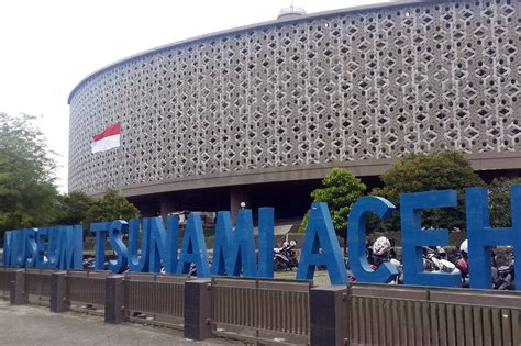 Foto Kapal Di Atas Rumah Lampulo Dan Museum Tsunami Aceh