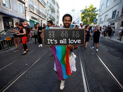 G Europa celebra Parada do Orgulho Gay e homenageia vítimas de Orlando notícias em Mundo