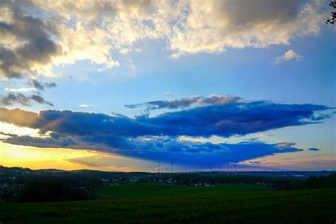 Rain Cloud Am Abendhimmel Zieht Eine Regenwolke Auf Und Br Flickr