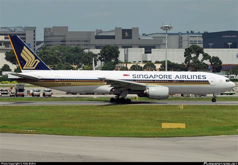 V Sqk Singapore Airlines Boeing Er Photo By Aldo Bidini Id