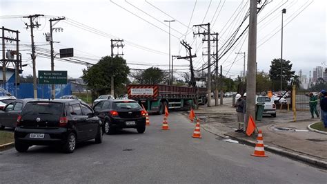 Carreta Derruba Poste E Atrapalha Tr Nsito Em Avenida De Mogi Mogi