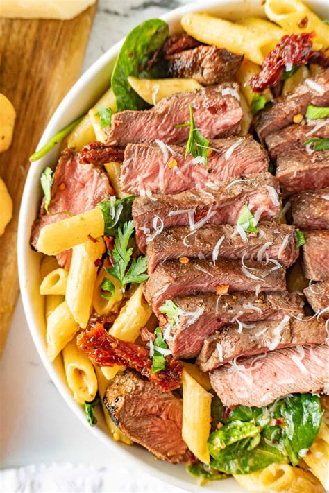 Steak Pasta With Creamy Garlic Sauce