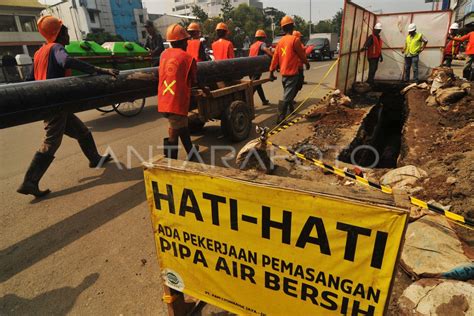 PEMASANGAN PIPA AIR BERSIH | ANTARA Foto