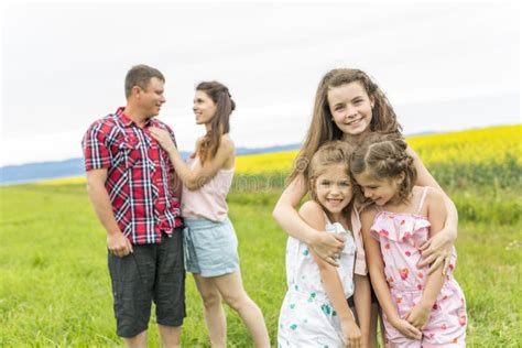 Familia Al Aire Libre En Un Campo Amarillo Imagen De Archivo Imagen