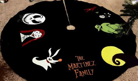 Our Nightmare before Christmas tree skirt is the best!!!! | Botas navideñas de fieltro, Figuras ...