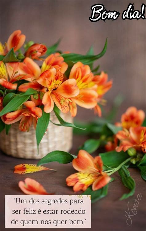 An Image Of Flowers In A Vase On A Table With Spanish Text Above It