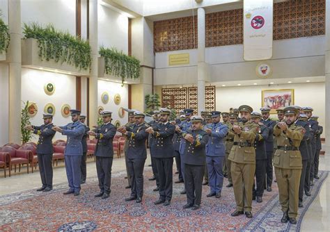 جريدة البلاد القائد العام لقوة دفاع البحرين يستقبل عدداً من الضباط