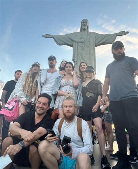 Lana Del Rey visita o Cristo Redentor Super Rádio Tupi