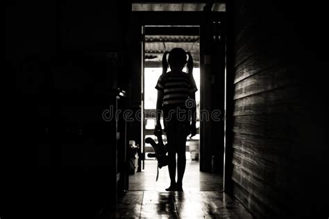 Het Meisje Van Het Kind In Rode Bikini Dichtbij Blauw Zwembad Stock Foto Image Of Meisje