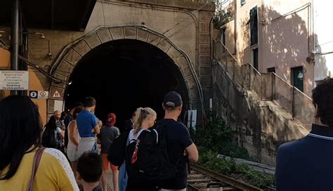 Vernazza Insultati E Picchiati Per Un Bacio Due Ragazzi Gay Aggrediti